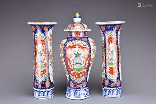 JAPANESE THREE PIECE IMARI PORCELAIN GARNITURE, LATE MEIJI P...