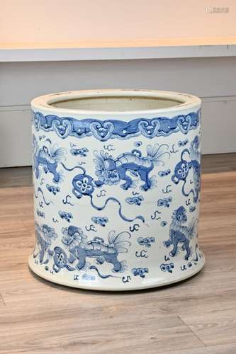 A VERY LARGE CHINESE BLUE AND WHITE PORCELAIN PLANTER, 20TH ...