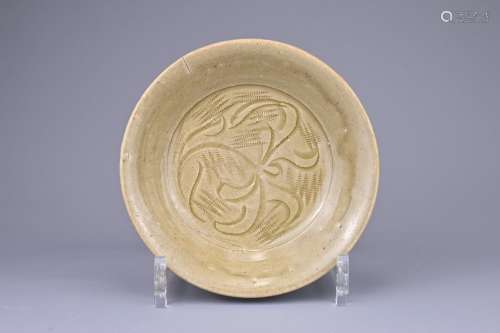 A CHINESE CELADON SHALLOW DISH, SONG DYNASTY, (960-1279). Po...