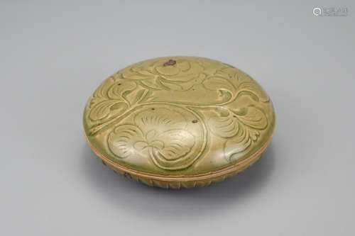 A CHINESE YAOZHOU STYLE CIRCULAR BOX AND COVER. The cover wi...