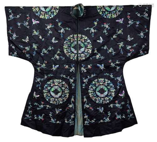 A CHINESE SILK EMBROIDERED WOMEN'S SURCOAT ROBE, LATE QING D...