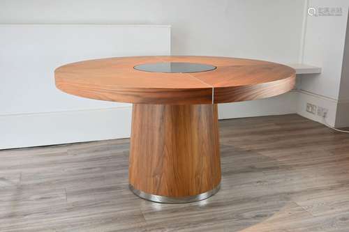 A CIRCULAR WOOD TABLE, 20TH CENTURY. The top with spinning g...