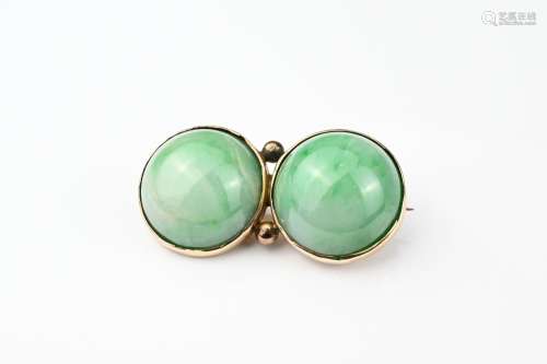 A CHINESE 9CT GOLD AND JADEITE BROOCH. Two round cabochon st...
