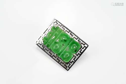 A CHINESE GREEN STONE BROOCH PENDANT, POSSIBLY JADEITE (UNTE...