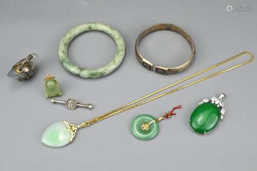 A GROUP OF VINTAGE CHINESE PENDANTS AND JEWELLERY, 20TH CENT...