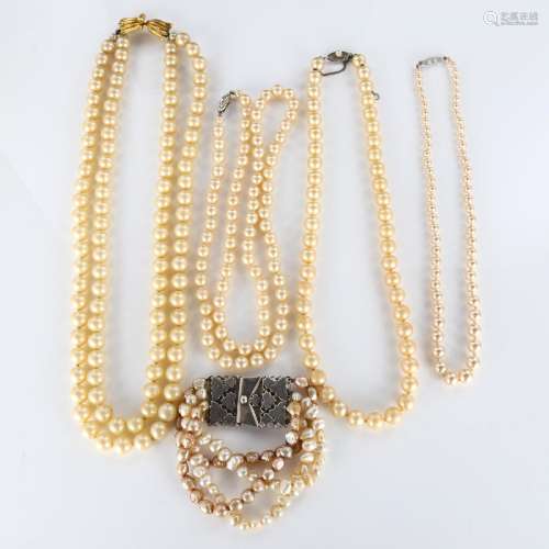 Various pearl jewellery, comprising 4 necklaces and 1 bracel...