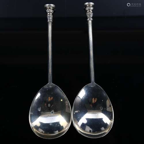 A pair of George V silver seal top spoons, by Stuart Cliffor...