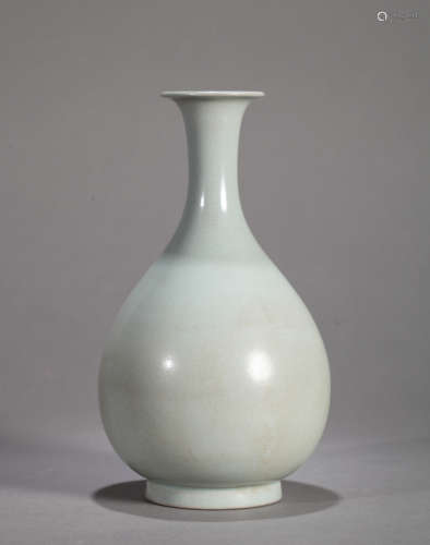 A Chinese Ru-ware Long Neck Vase