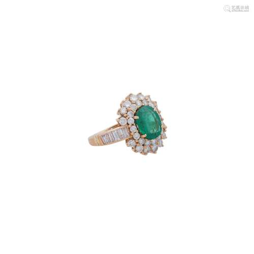 Ring mit Smaragd ca. 1,6 ct und Diamanten zus. ca. 1,9 ct,