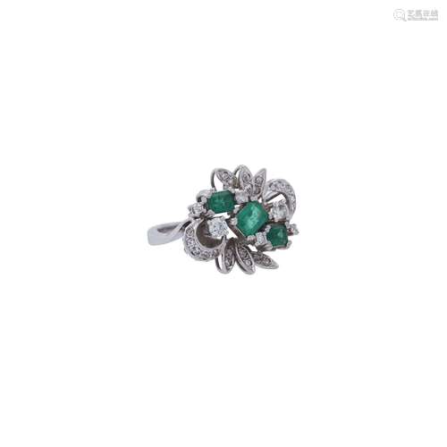 Ring mit 3 Smaragden und Diamanten von zus. ca. 0,4 ct,