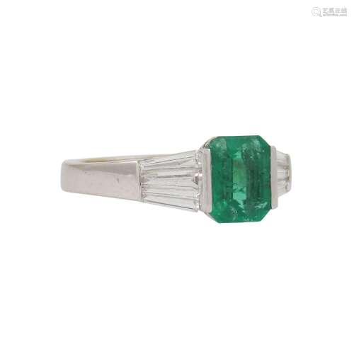 Ring mit Smaragd flankiert von 6 Diamanttrapezen zus. ca. 0,...