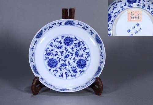 CHINESE PORCELAIN BLUE AND WHITE FLOWER PLATE