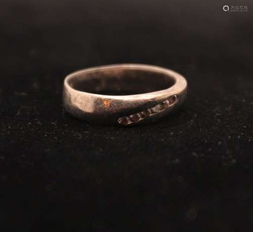 BAGUE EN ARGENT À LA LIGNE DE 6 BRILLANTS<br />
Tdd : 56<br ...