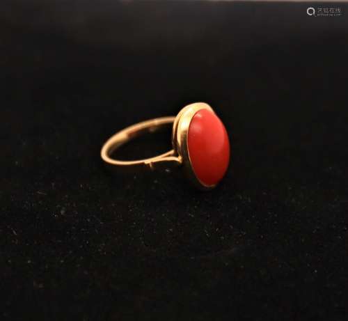 BAGUE EN OR JAUNE ORNÉE D'UN CABOCHON OVALE ROUGE CORAIL<br ...