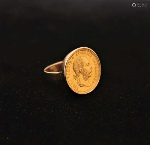 BAGUE MONNAIE, monture en or 333°/°°<br />
Pièce de 1915 au ...