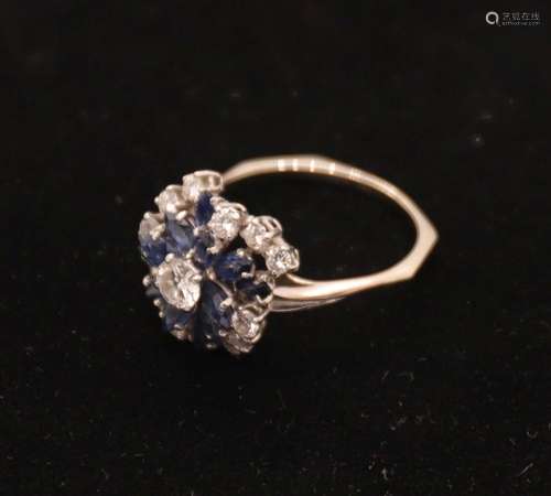 BAGUE "FLEUR" EN OR GRIS ET PIERRES<br />
Diamant ...