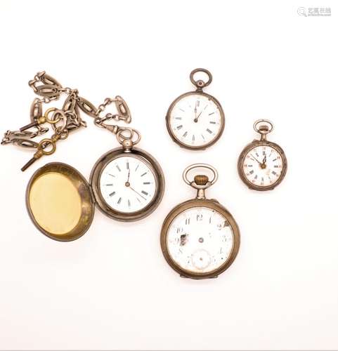 LOT DE 4 MONTRES DE POCHE EN ARGENT<br />
Décors aux fleurs ...