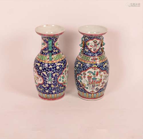 PAIRE DE VASES EN PORCELAINE DE CHINE<br />
Décor de mobilie...