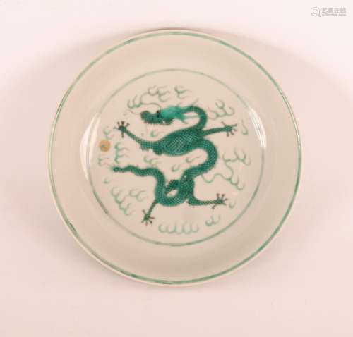 COUPE AUX DRAGONS VERTS EN PORCELAINE DE CHINE<br />
Trois d...