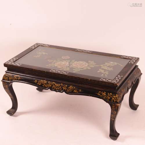 CHARMANTE TABLE BASSE DANS LE GOÛT ASIATIQUE<br />
Bois laqu...