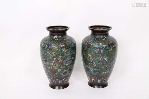 PAIRE DE VASES CLOISONNÉS <br />
En bronze de forme ovoïde, ...