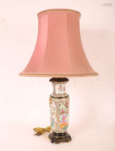 LAMPE EN PORCELAINE DE CHINE, CANTON<br />
Vase à décor de s...