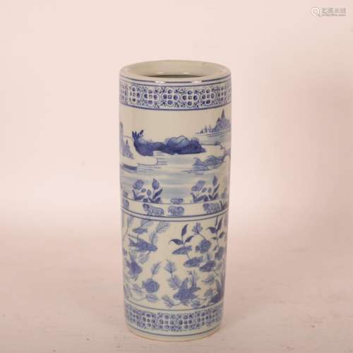 VASE EN PORCELAINE DE CHINE<br />
Décor bleu et blanc en deu...