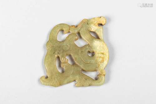 Ornement de parure en forme de dragons archaïsants. Jade ver...