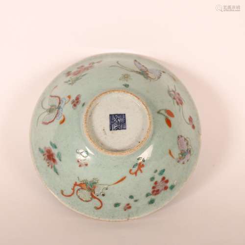 COUPE EN PORCELAINE DE CHINE<br />
Décor de papillons et fle...