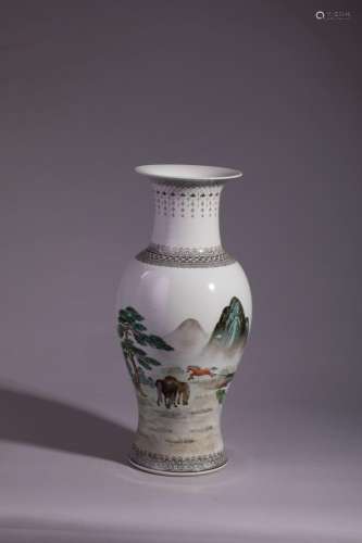 Vase balustre en porcelaine décorée en émaux polychromes sur...