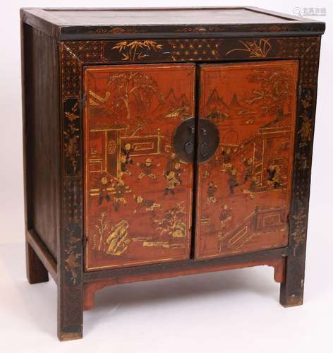 BUFFET LAQUE CHINOIS<br />
En bois, à façade à décor en laqu...