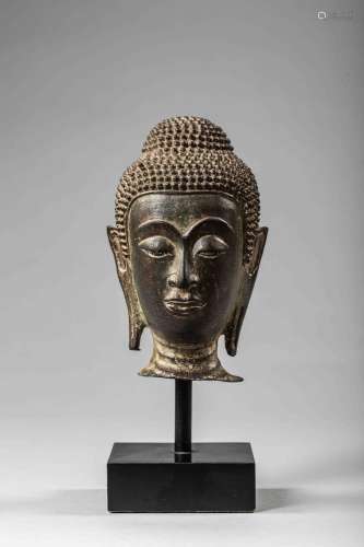 Tête de Buddha surmontée de la protubérance crânienne ushnis...