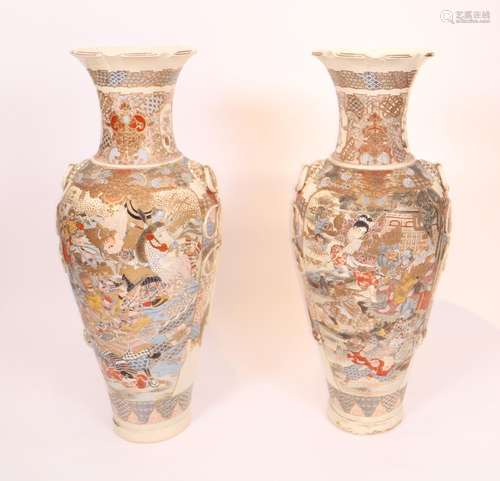 SPECTACULAIRE ET IMPORTANTE PAIRE DE VASES BALUSTRES JAPONAI...