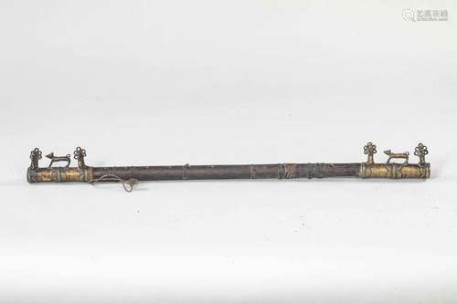 Flute de bois à embout de bronze surmontée d'animaux. Afriqu...