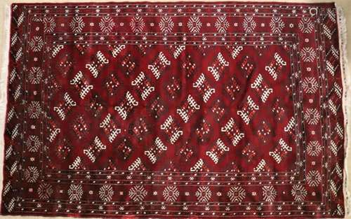 TAPIS BOUCHARA ROUGE<br />
Décor de motifs géométriques <br ...