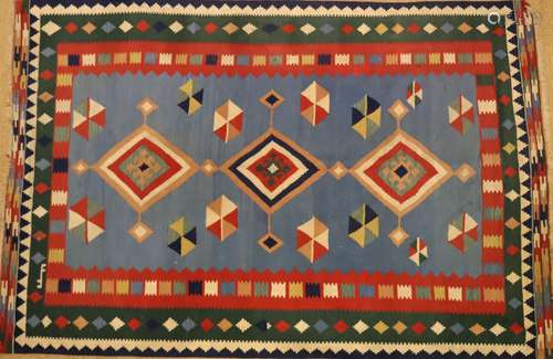 GRAND TAPIS KILIM AUX COULEURS VIVES<br />
Décor de motifs g...