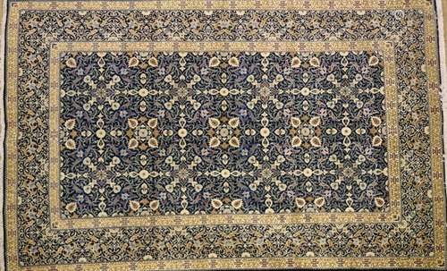 TAPIS KECHAR BLEU<br />
Décor de motifs végétaux stylisés<br...