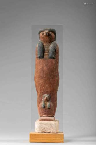 Horus, le dieu égyptien à tête de faucon. Stuc polychrome. E...