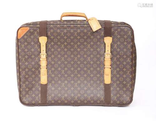 VALISE "SATELLITE" DE LOUIS VUITTON <br />
En toil...