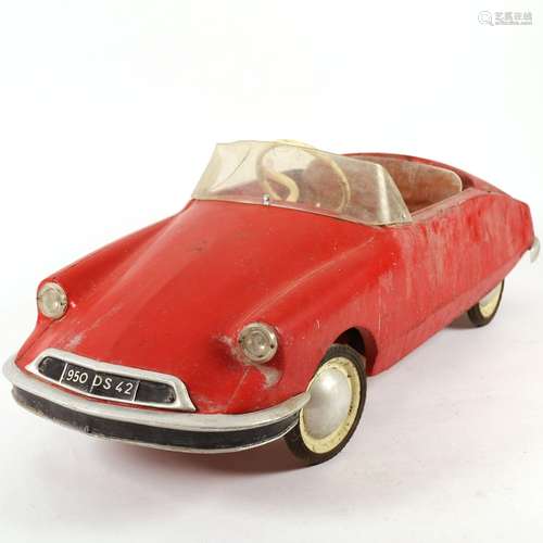 VOITURE "DS-CITROEN" ROUGE POUR ENFANT<br />
L : 1...