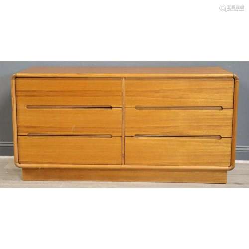 Vintage Midcentury Style 6 Drawer Dresser.