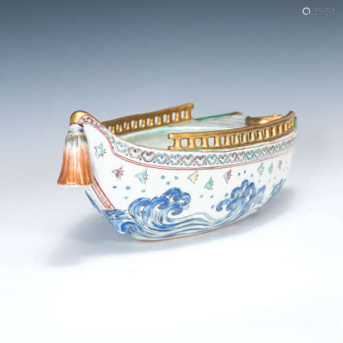 A Japanese Imari porcelain boat centerpiece