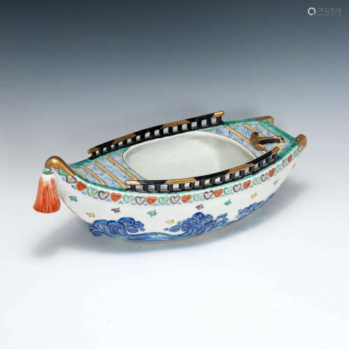 A Japanese Imari porcelain boat centerpiece