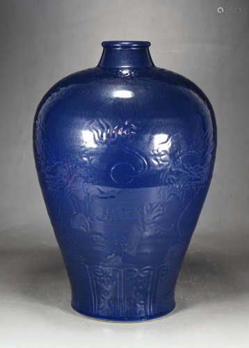 清乾隆霁蓝釉暗刻工双龙戏珠梅瓶