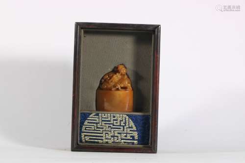 Shoushantian yellow stone lion button seal