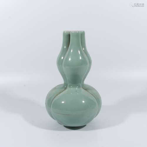 Celadon three-tube gourd bottle