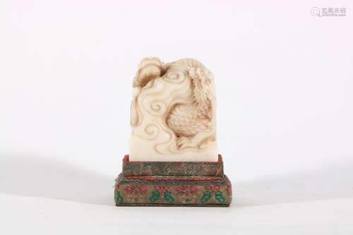 Shoushan stone dragon pattern square seal