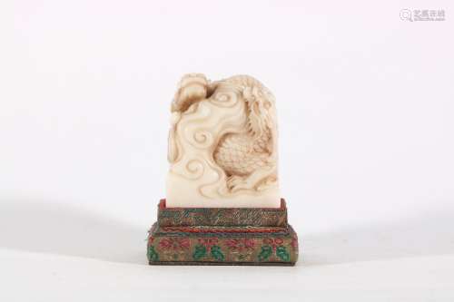 Shoushan stone dragon pattern square seal