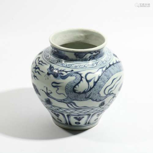 Blue and white dragon pattern jar