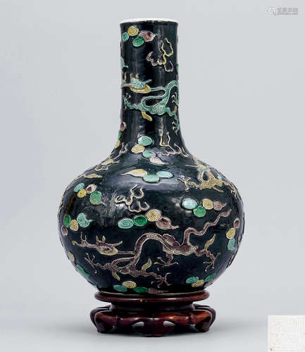 十九世紀 墨地素三彩雕瓷龍紋天球瓶